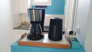 A kitchen counter with a coffee maker and a thermos on a tray. - La Marquise in the heart of the Bastide Carcassonne (Carcassonne)