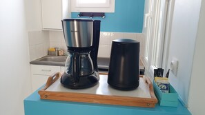 Réfrigérateur, micro-ondes, plaque de cuisson, cafetière/bouilloire