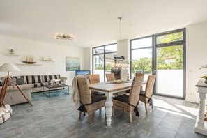 Smart-TV, Kamin, Bücher