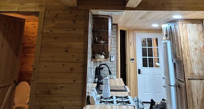Charming 2-bedroom cabin with WiFi in North Bangor, NY.