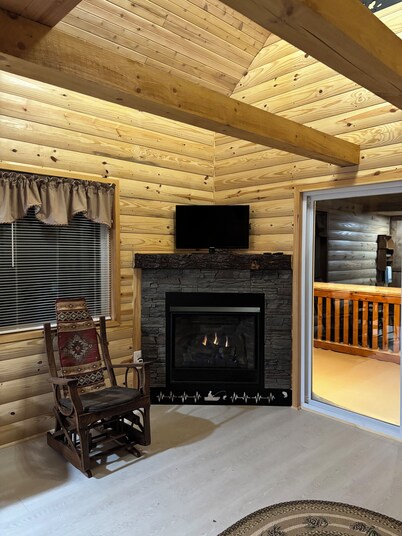 Charming 2-bedroom cabin with WiFi in North Bangor, NY.