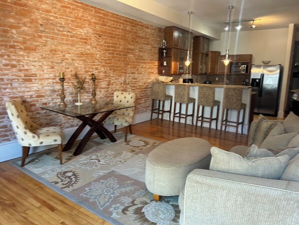 Interior - Spacious 1 bed/1 bath historical loft offers exposed brick, and high ceilings. (Wabasha)