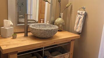 Een douche, handdoeken, zeep, toiletpapier