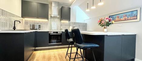 Réfrigérateur, micro-ondes, four, plaque de cuisson