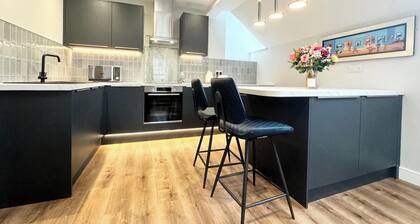 Apartment - Sleeps 2 - Pet Friendly - Parking