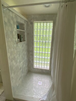 Douche, serviettes fournies, savon, papier de toilette