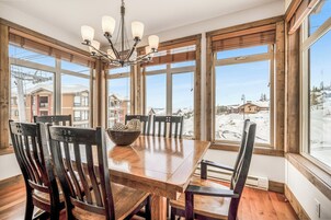 Condo luxo, cozinha, ao lado da montanha | Opções para refeição no quarto