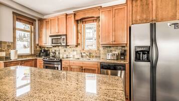 Leilighet – deluxe, kjøkken, ved fjell | Eget kjøkken | Kaffetrakter/tekoker, vannkoker og brødrister