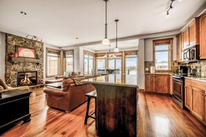Deluxe Condo, Kitchen, Mountainside | Living area