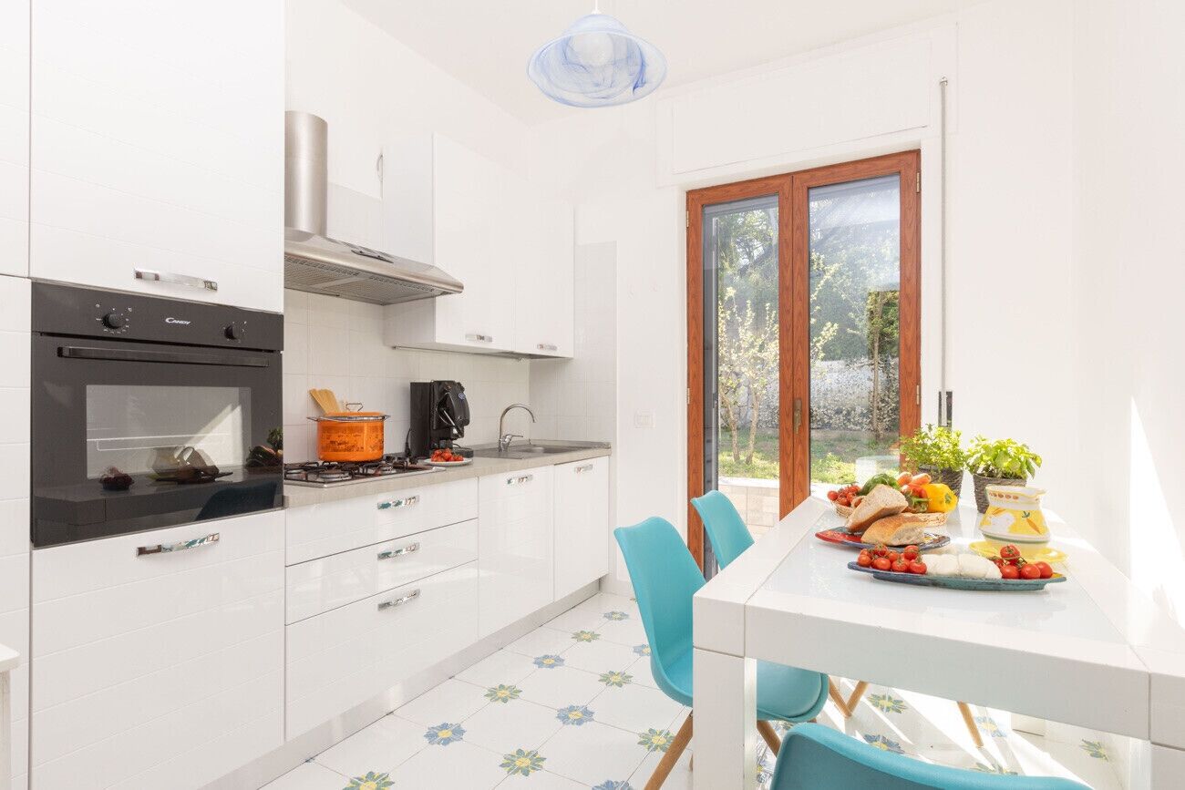 雪櫃、微波爐、焗爐、洗碗機