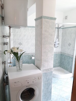 Een douche, een haardroger, handdoeken, zeep