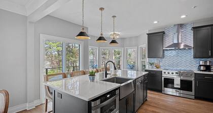 Lake Norman Home w/Pool, Spa, Luxury Accommodations, Loaded w/Amenities