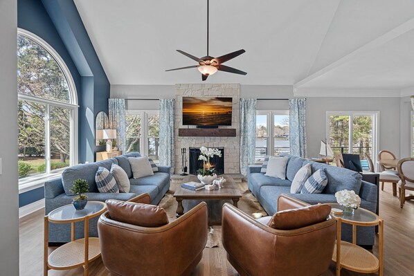 Smart TV, fireplace, books, stereo