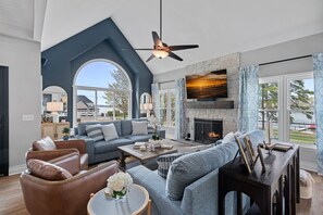 Smart-tv, een open haard, boeken en een stereo