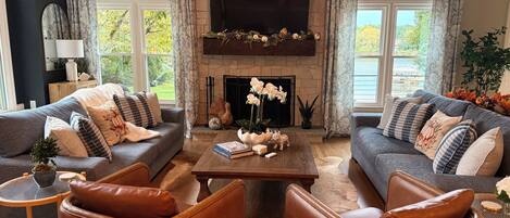 Smart TV, fireplace, books, stereo