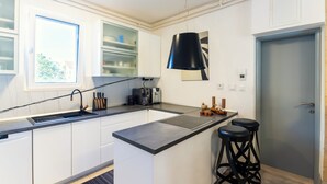 Kaffetrakter/tekoker, kjøleskap, mikrobølgeovn og ovn