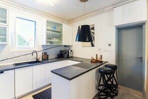 Frigorifero, microonde, forno, piano cottura