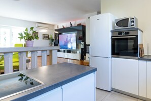 Frigorifero, microonde, forno, piano cottura