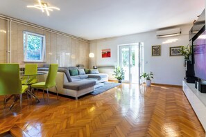 Smart TV, caminetto, impianto stereo