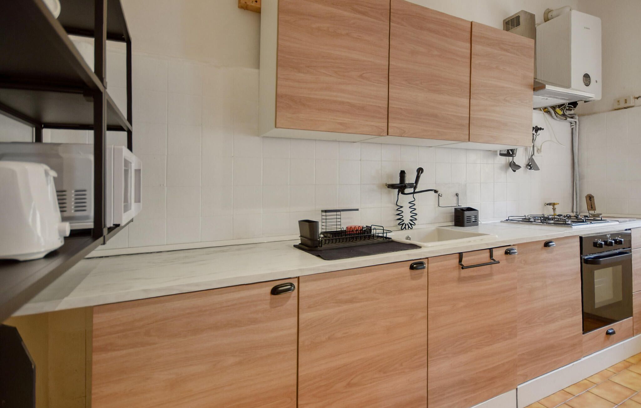 Réfrigérateur, plaque de cuisson, lave-vaisselle, cafetière/bouilloire