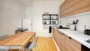 Kaffetrakter/tekoker, kjøleskap, mikrobølgeovn og kokeplater