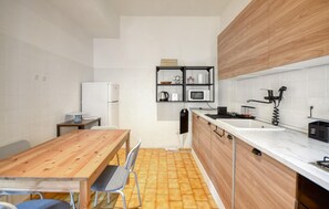 Réfrigérateur, plaque de cuisson, lave-vaisselle, cafetière/bouilloire