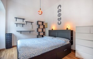 2 chambres, fer et planche à repasser, lit de bébé portatif
