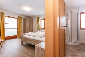 อพาร์ทเมนท์สำหรับครอบครัว, วิวภูเขา | ตู้นิรภัยในห้องพัก, พื้นที่ทำงานแบบใช้แล็ปท็อป, ห้องเก็บเสียง