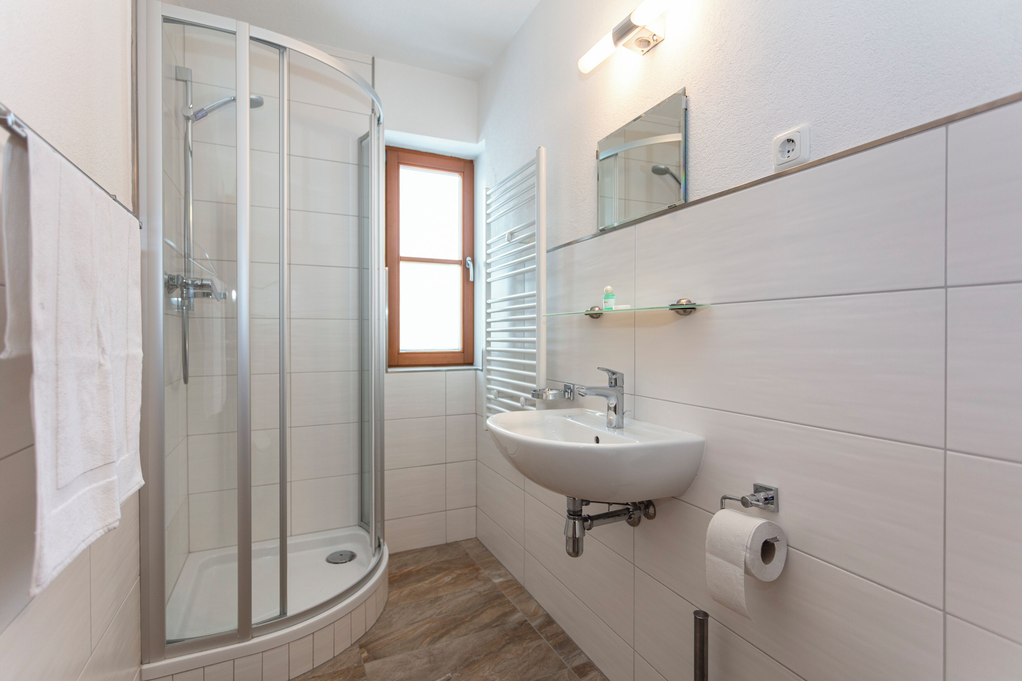 Familienapartment, Bergblick | Badezimmer | Dusche, Haartrockner, Handtücher, Seife