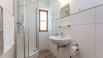 Familienapartment, Bergblick | Badezimmer | Dusche, Haartrockner, Handtücher, Seife