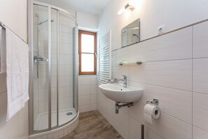 อพาร์ทเมนท์สำหรับครอบครัว, วิวภูเขา | ห้องน้ำ | ฝักบัว, ไดร์เป่าผม (มีให้บริการตามคำขอ), ผ้าเช็ดตัว, สบู่