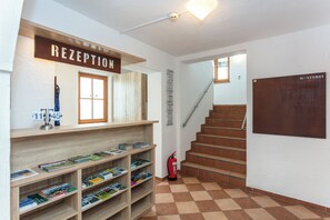 ฝ่ายต้อนรับ