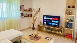 Maison, 2 chambres, balcon, vue sur le jardin | Salle de séjour | Livres