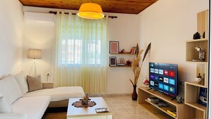Maison, 2 chambres, balcon, vue sur le jardin | Salle de séjour | Livres