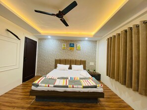 5 bedrooms, iron/ironing board, WiFi, bed sheets