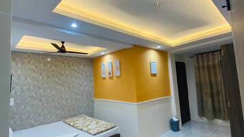 5 habitaciones, tabla de planchar con plancha, wifi y ropa de cama