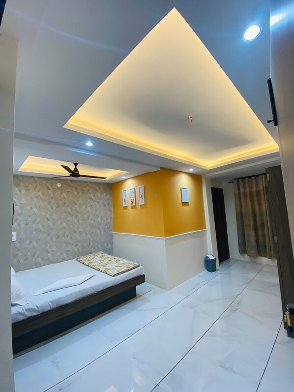 5 bedrooms, iron/ironing board, WiFi, bed sheets - Premium accommodation close to the riverside and fort (Maheshwar)