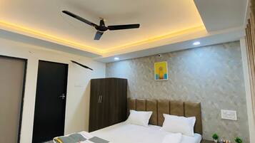 5 bedrooms, iron/ironing board, WiFi, bed sheets