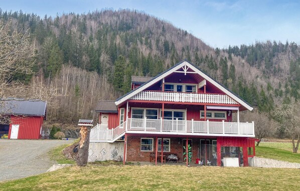 Exterior - 4 bedroom nice home in Flornes (Flornes)