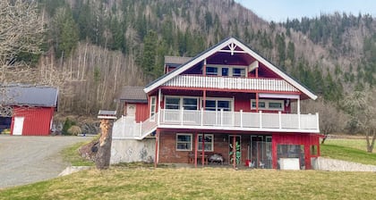 4 bedroom nice home in Flornes