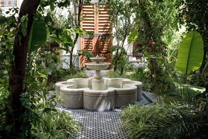 Ropa de cama de alta calidad y caja de seguridad en la habitación 