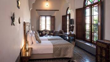 Quarto superior, vista para o jardim | Roupas de cama premium, cofres nos quartos, individualmente decorados