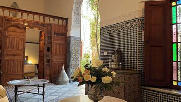 Suite Deluxe, vista al jardín | 1 habitación, caja de seguridad en la habitación y escritorio