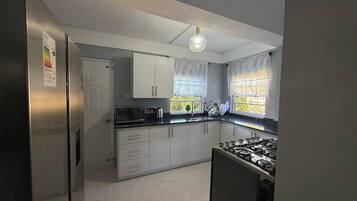 Geladeira, micro-ondas, fogão, cooktop