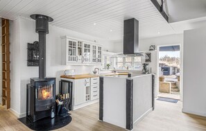 Kjøleskap, oppvaskmaskin og kaffetrakter/tekoker