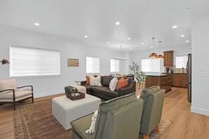 Smart TV, caminetto, libri