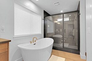 Shower, hair dryer, towels, soap - New Luxury Mountain Cabin (Eden)