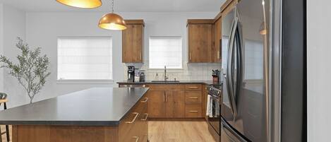 Kjøleskap, mikrobølgeovn, ovn og kokeplater