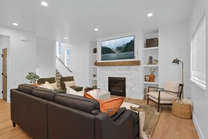 Smart TV, caminetto, libri