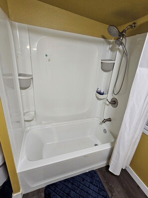 Handtücher, Seife, Shampoo, Toilettenpapier